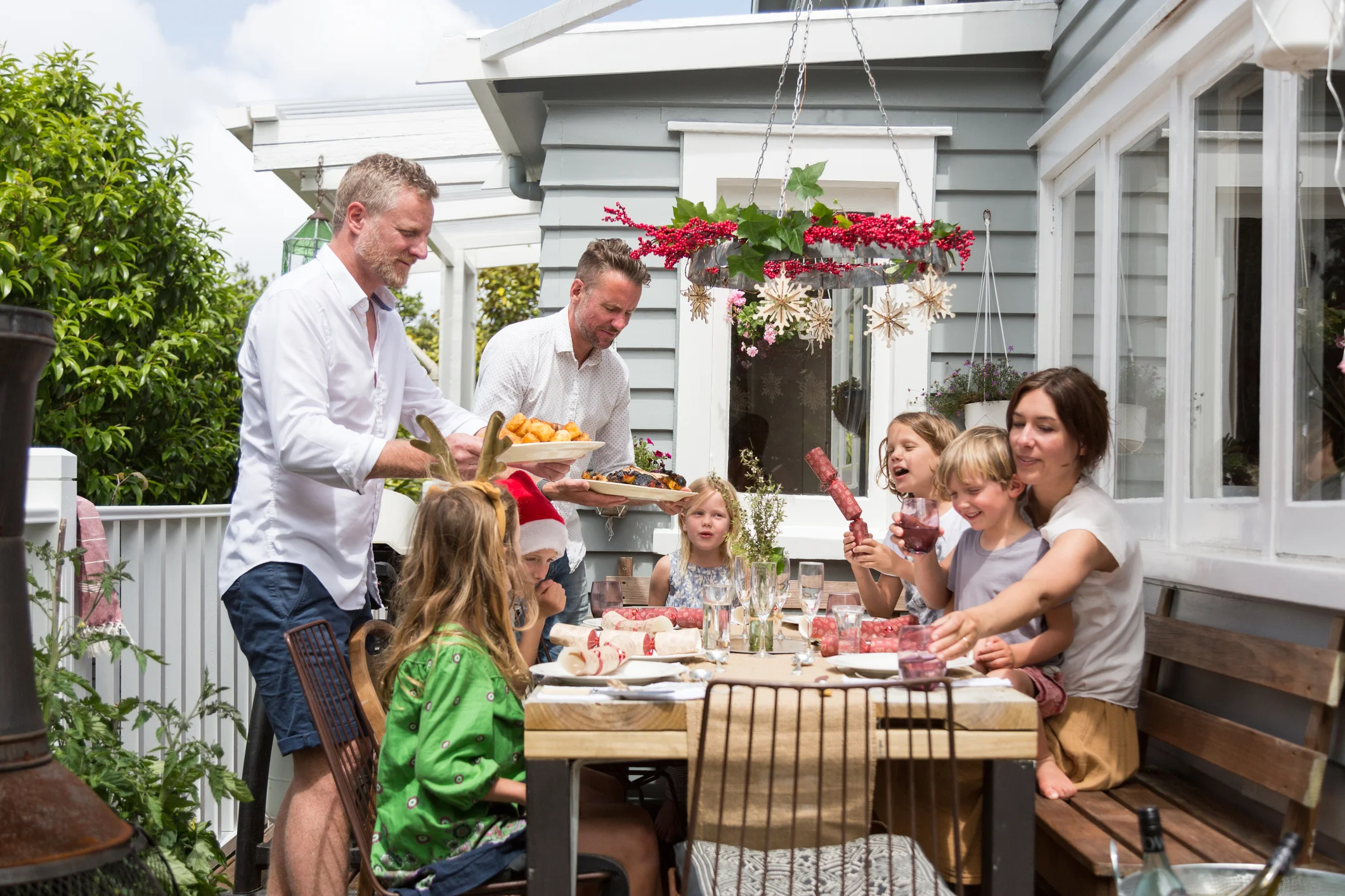 Whānau eating Christmas lunch