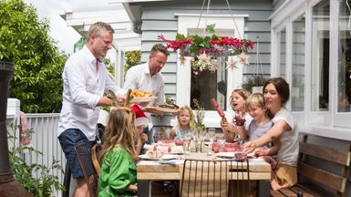 Whānau eating Christmas lunch