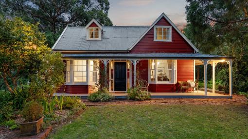 Front view of the 1850s homestead. 
