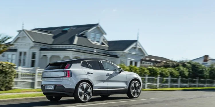 Volvo-EX-30-drive-by-panning-shot