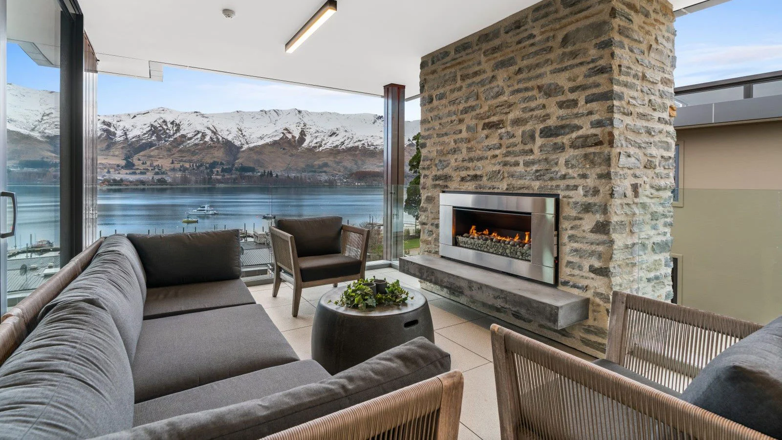 Apartment in Wanaka, with views of the lake and mountains