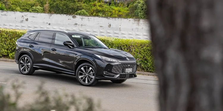  MG-HS-Essence-front-quarter