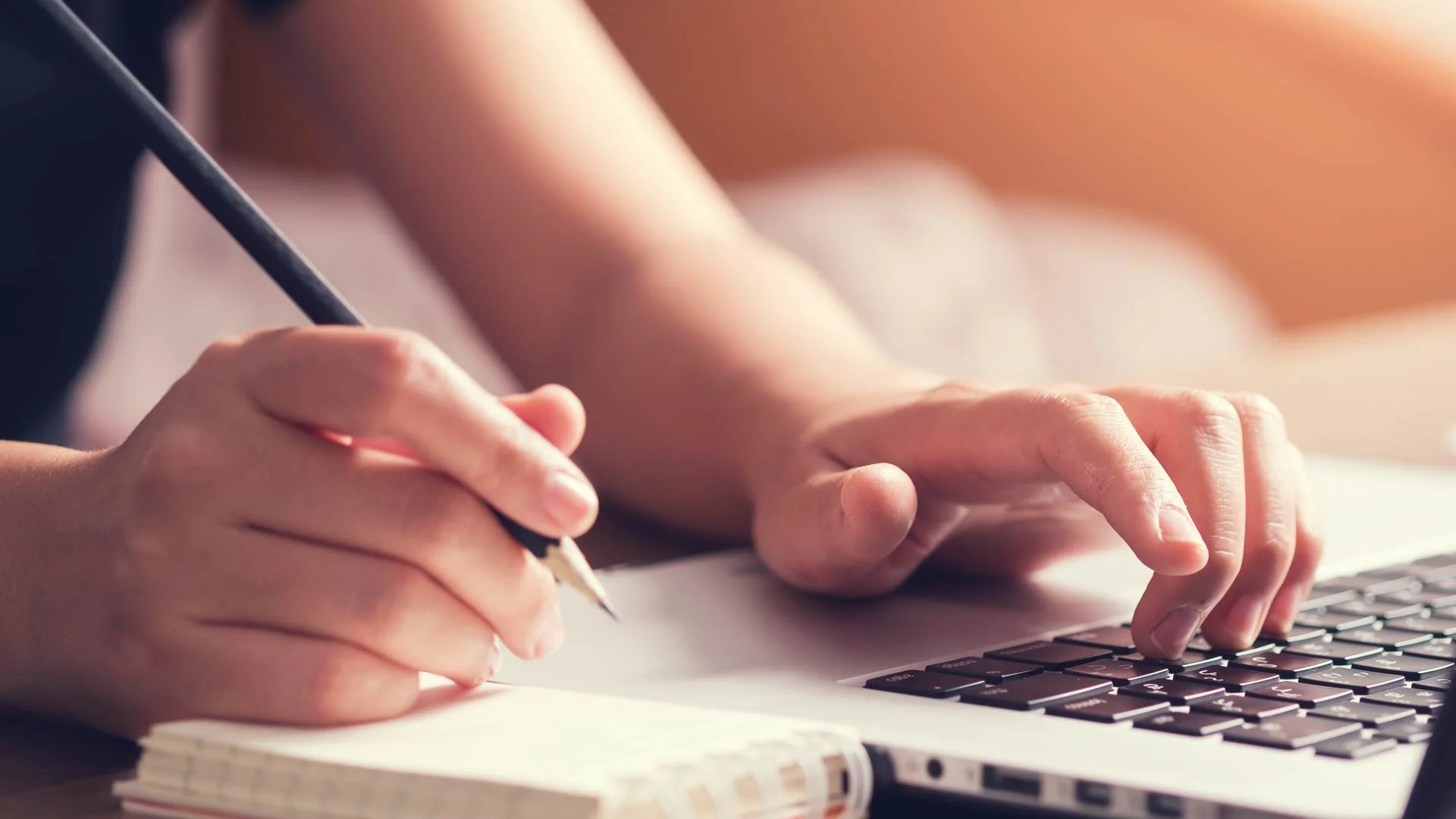 Job applicant making notes about the job listing to prepare their personal elevator pitch.