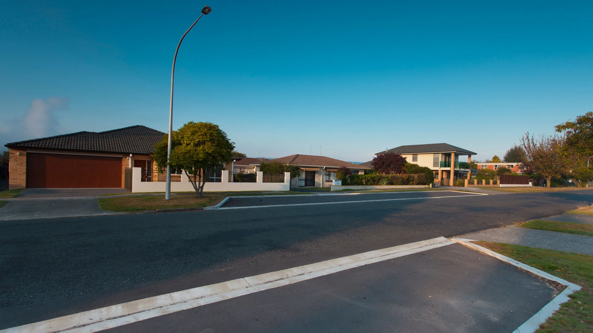 An image of homes in a suburb in Auckland, New Zealand.