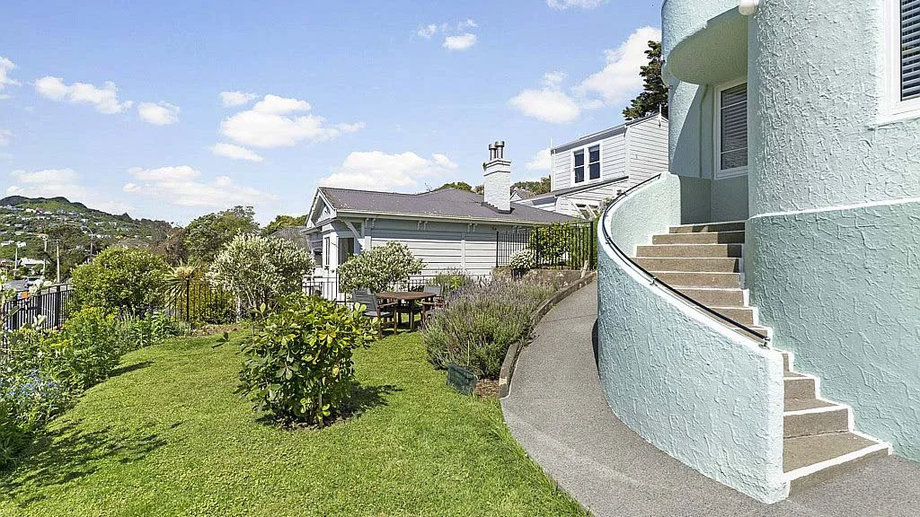 House in the city with a large backyard