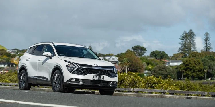 Kia Sportage HEV Earth Front Quarter Hero Shot