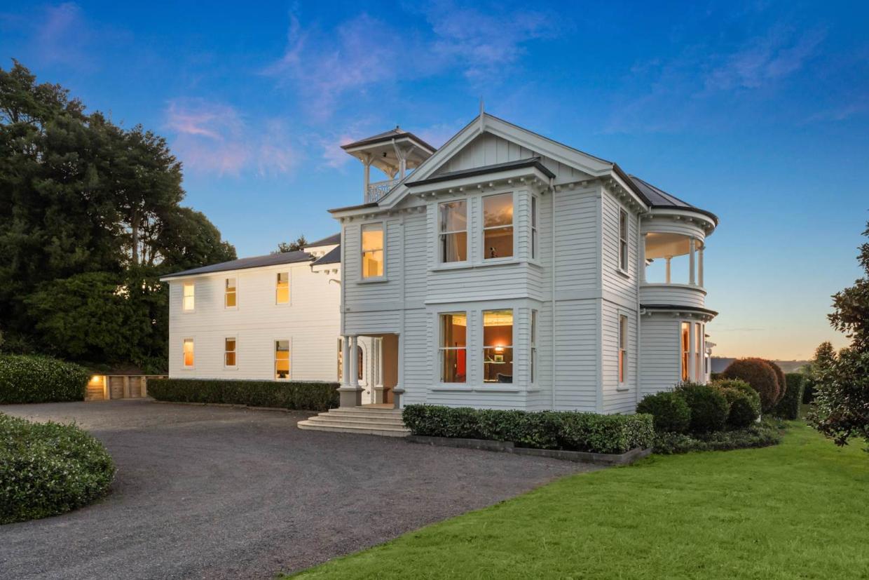 Large Victoria mansion in New Zealand 