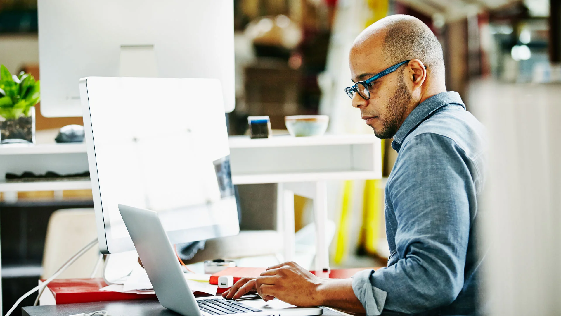 Employee reading an article on his laptop at work.