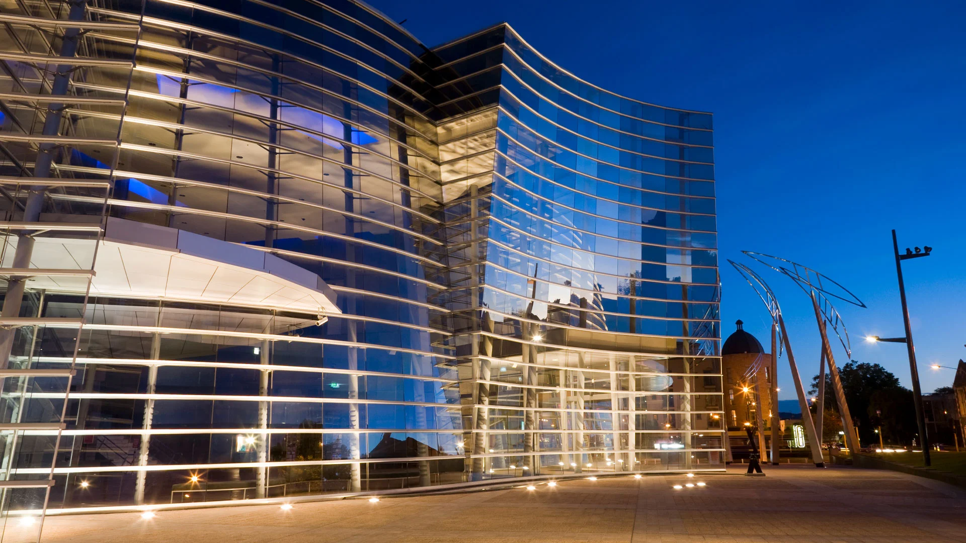 Exterior photo of the Govett-Brewster Art Gallery/Len Lye Centre in Taranaki at night.