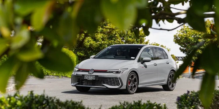 Volkswagen-Golf-GTI-cornering