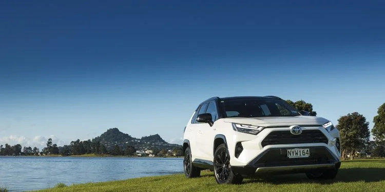 Toyota RAV4 XSE Hybrid Front Static