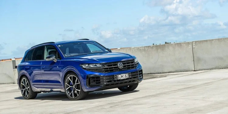 VW Touareg R PHEV front quarter 
