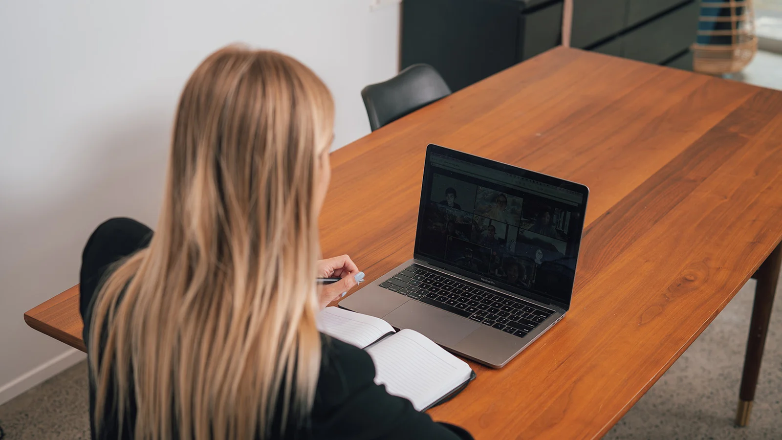 Person working on a flatmates wanted ad