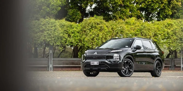 Mitsubishi-Outlander-front-quarter-hero
