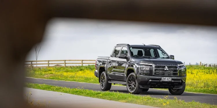 Mitsubishi-Triton-VRX-4X4