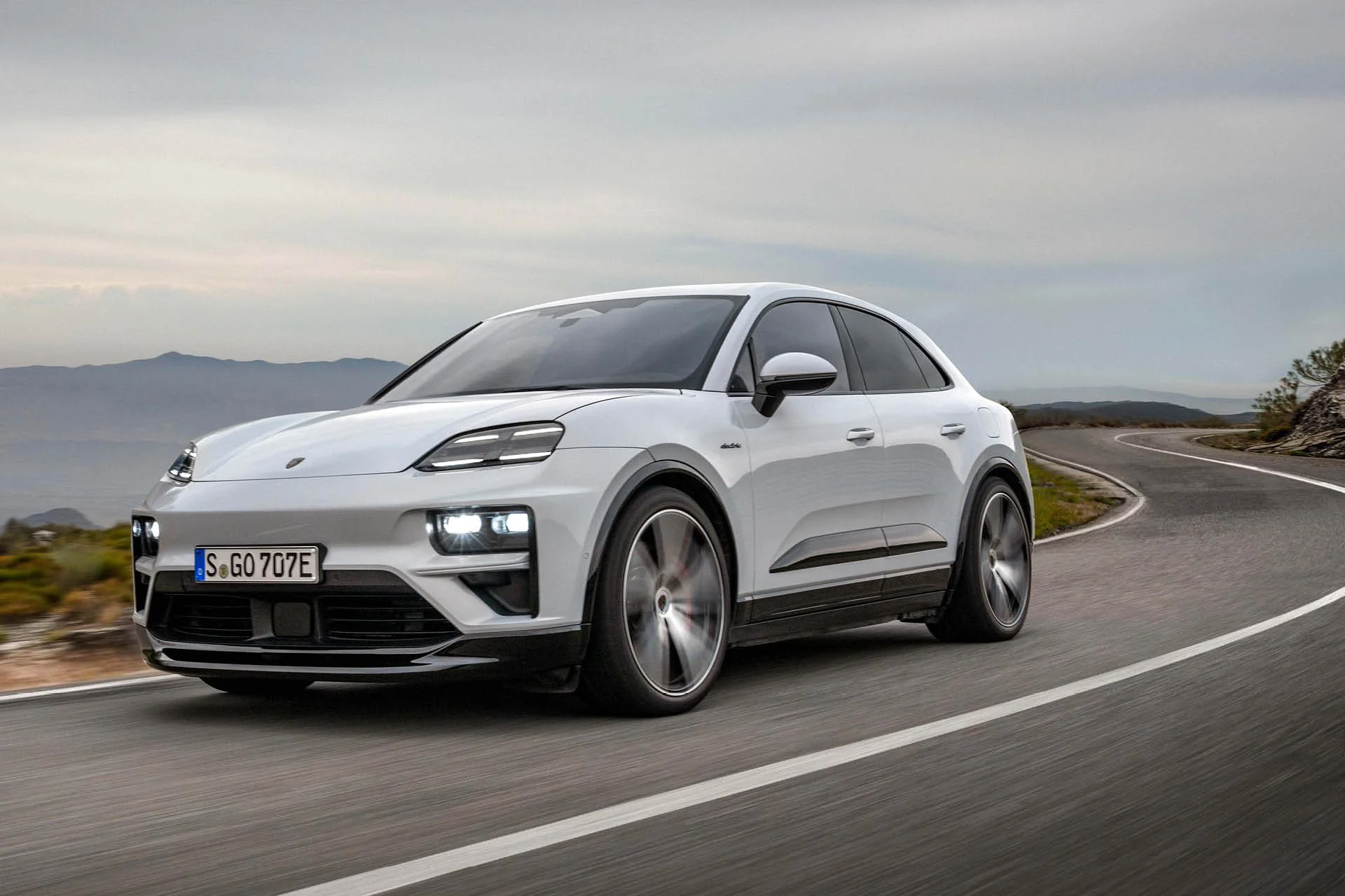 2025-porsche-macan-ev-1