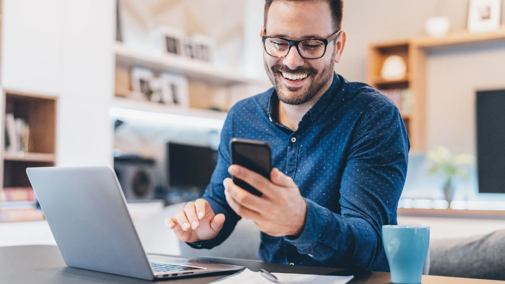 Man receiving a Trade Me Jobs email alert to his mobile.