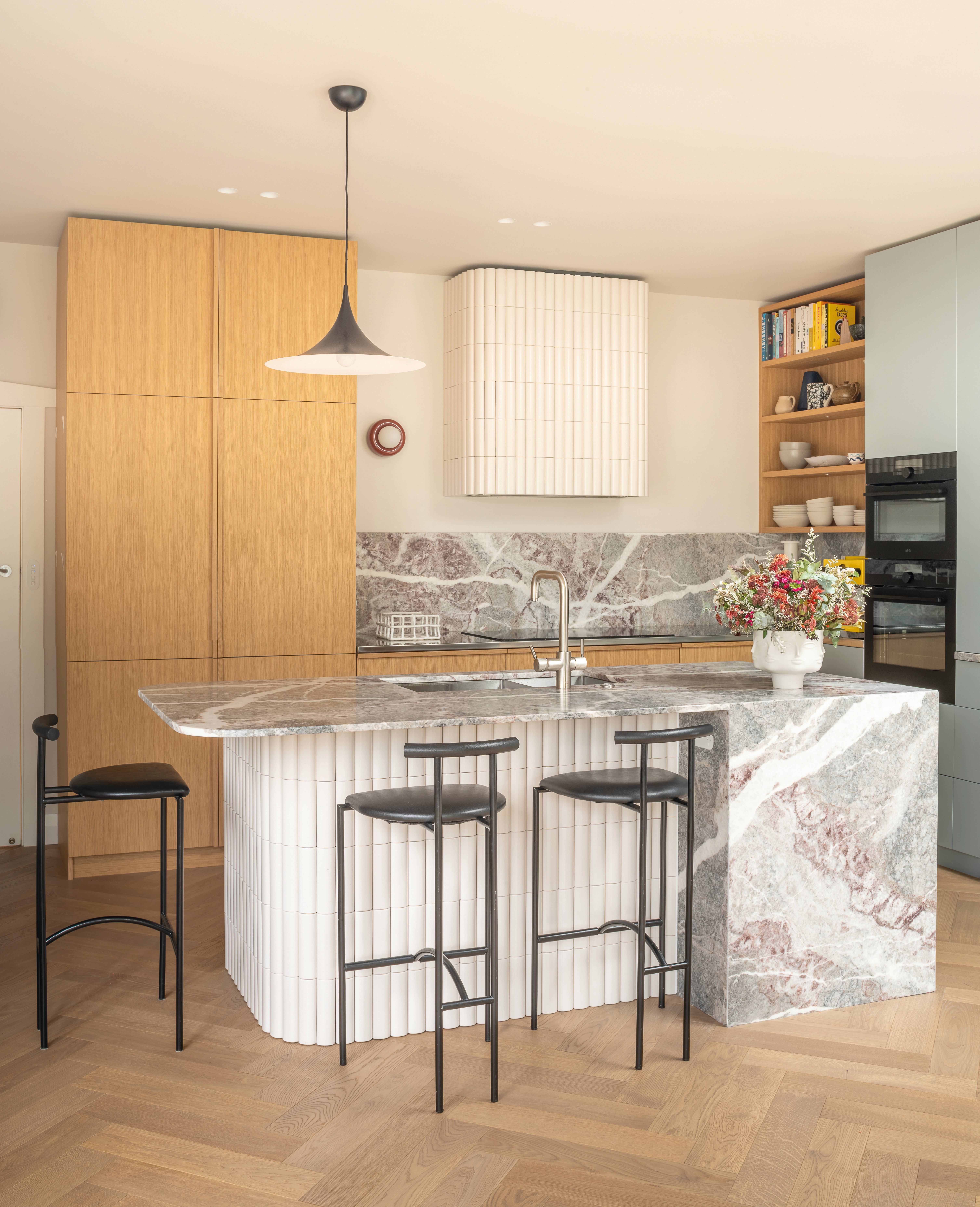 The stunning modern kitchen. 