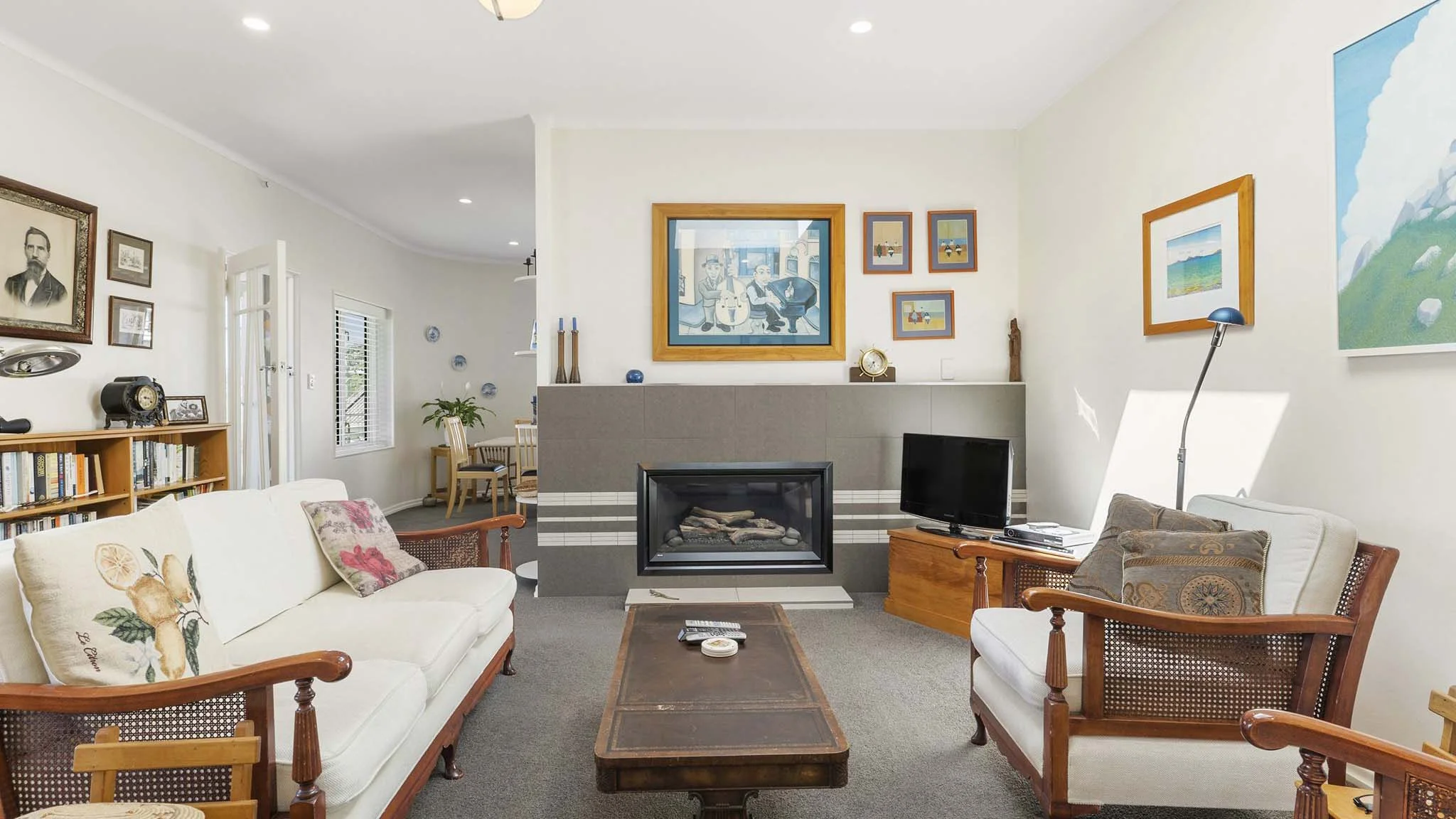 House in the city with a large backyard 