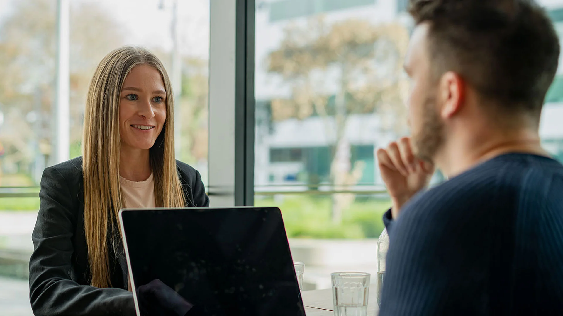 Employee talking to her boss about flexible working.