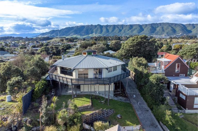 The octagonal Waikanae Beach home.