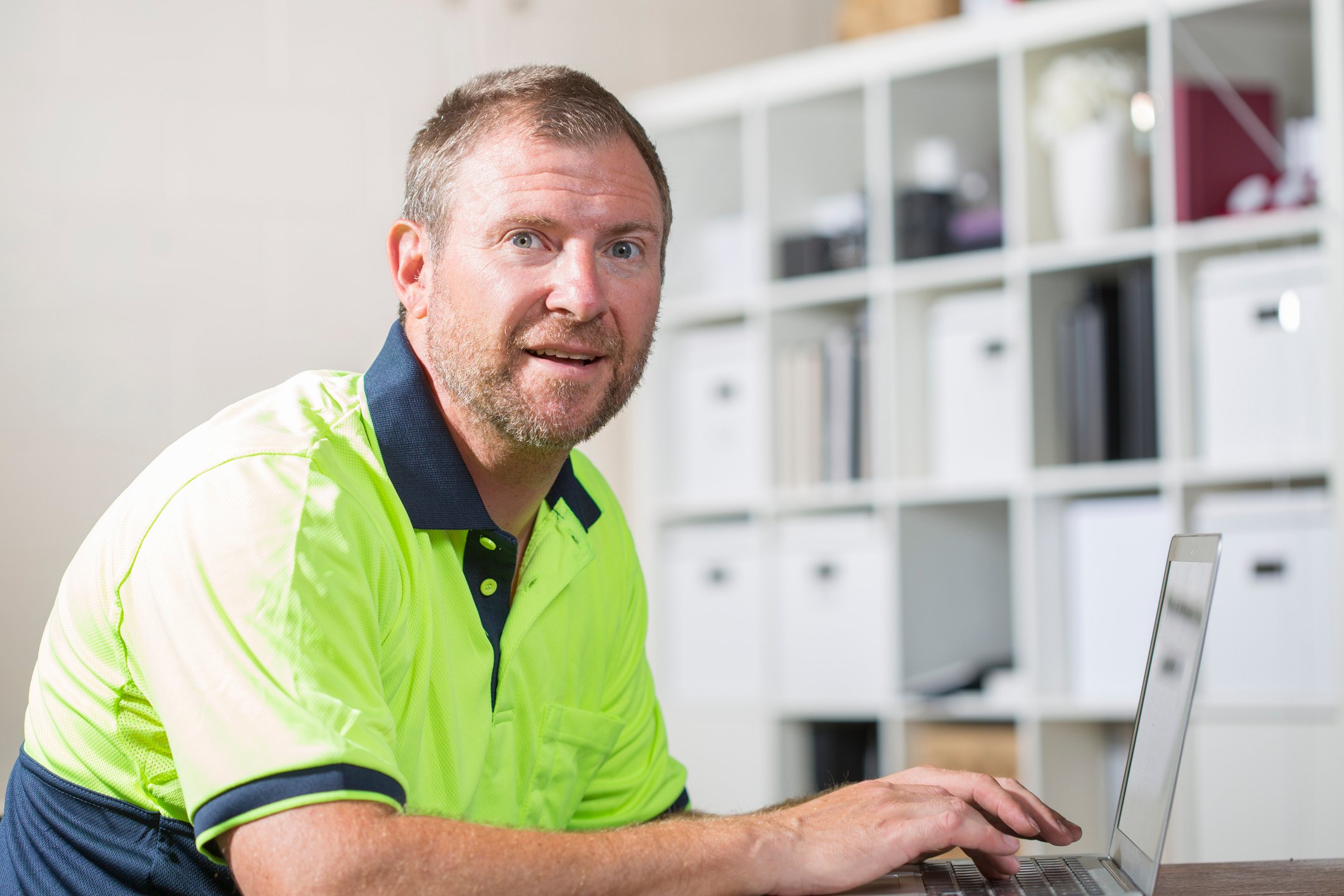 Man sitting at his computer using AI