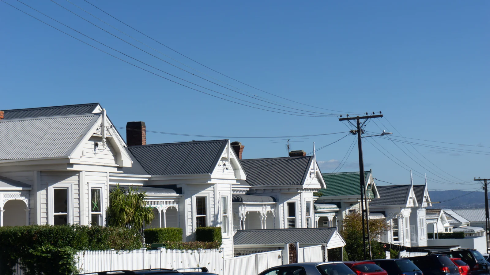 Image of villas on Auckland streets. 