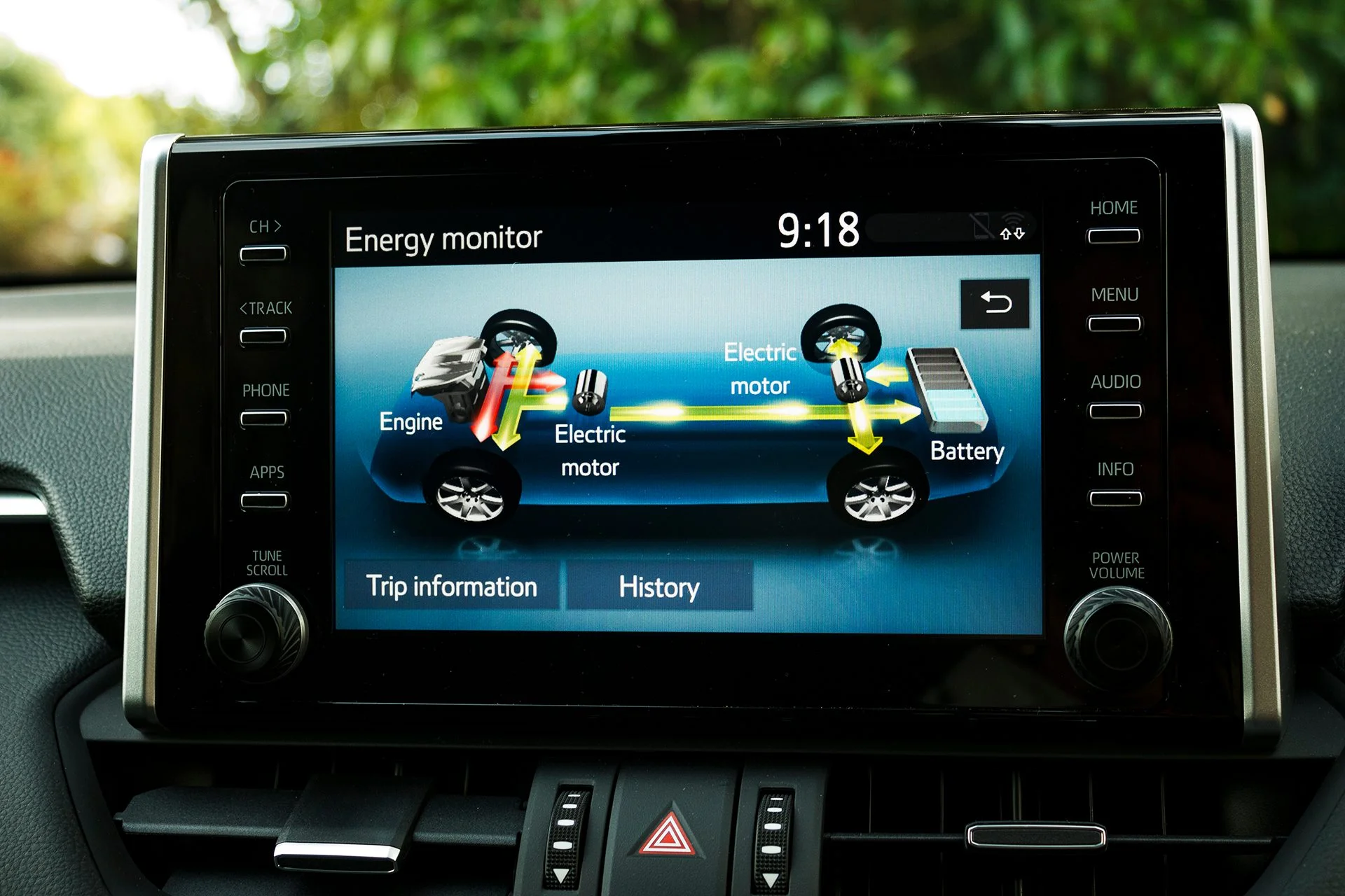 Toyota-RAV4-XSE-Hybrid_screen