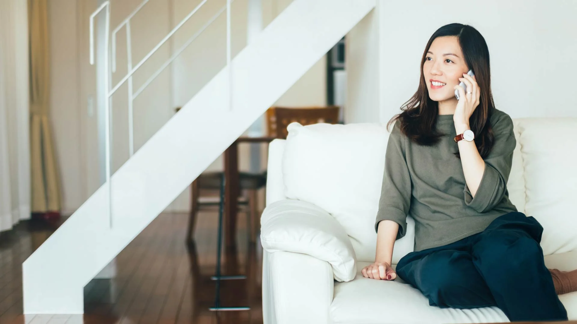 Applicant negotiating her salary on the phone from home.